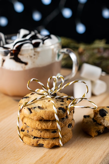 Chocolate quente de Natal com marshmallows e biscoitos