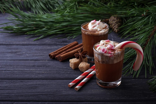 Chocolate quente de Natal com marshmallows. Foco seletivo