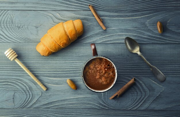 Chocolate quente e croissant