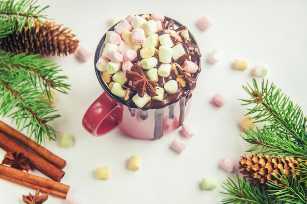 Chocolate quente e marshmallow em fundo de Natal