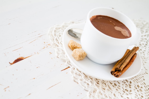 Chocolate quente em copo branco