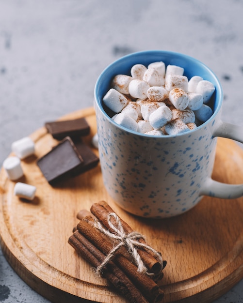 Chocolate quente ou cacau com marshmallows em uma caneca