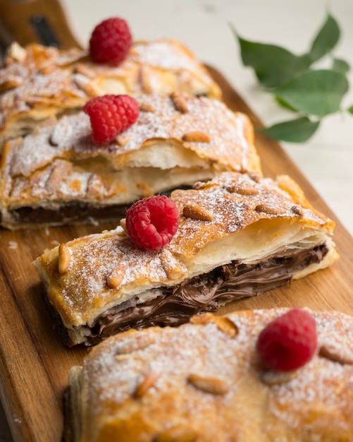 Foto chocolate san juan coca pastel tradicional de san juan para celebrar la llegada del verano en españa hecho