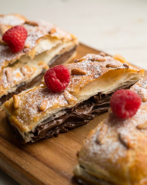 Foto chocolate san juan coca torta tradicional de san juan para comemorar a chegada do verão na espanha feita