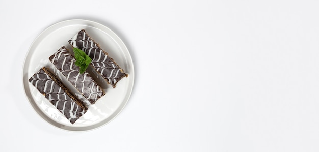 Chocolate tradicional Millefoglie o milhojas francés sobre fondo blanco con espacio de copia