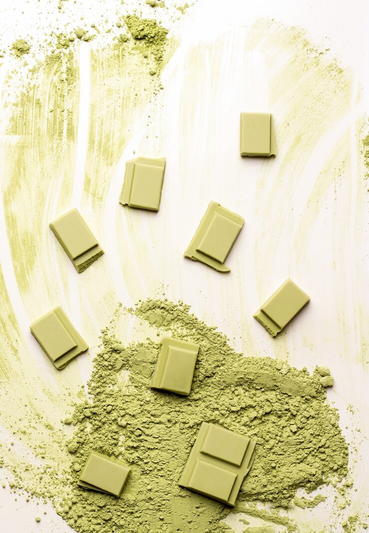 Chocolate verde com chá matcha em um fundo branco. Vista de cima