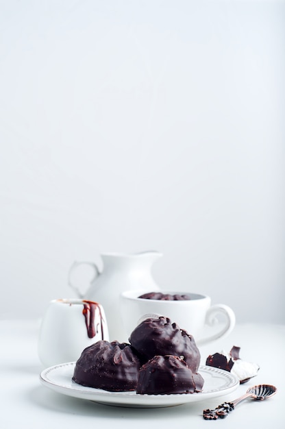 Chocolate zephyr y taza de café.