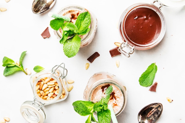 Chocolatemint-Milchshake mit Draufsicht des grauen Hintergrundes der Pinienkerne