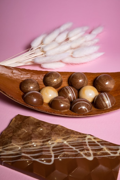 Chocolates artesanais e doces em preparação.