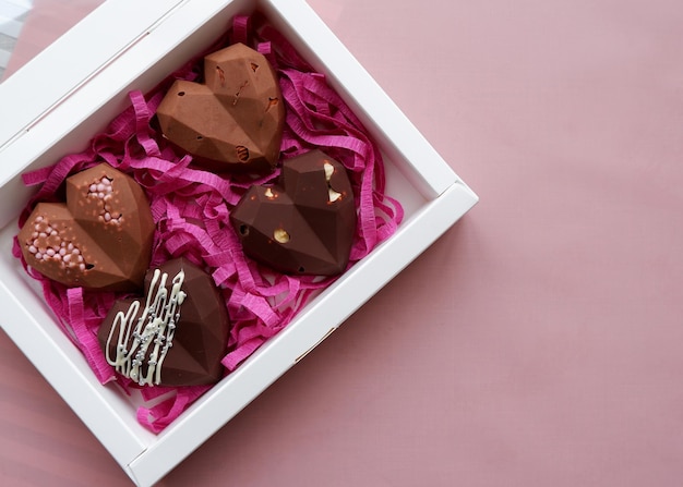 Chocolates artesanais em uma caixa de presente branca