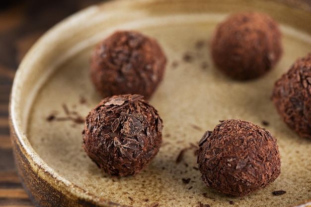 Chocolates brigadeiro brasileños tradicionales en un plato casero