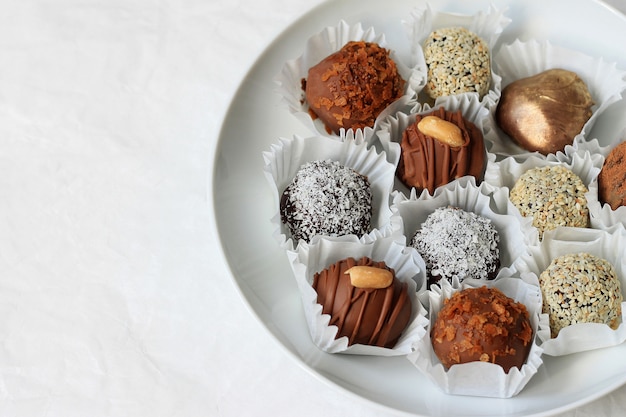 Foto chocolates caseiros em um prato branco