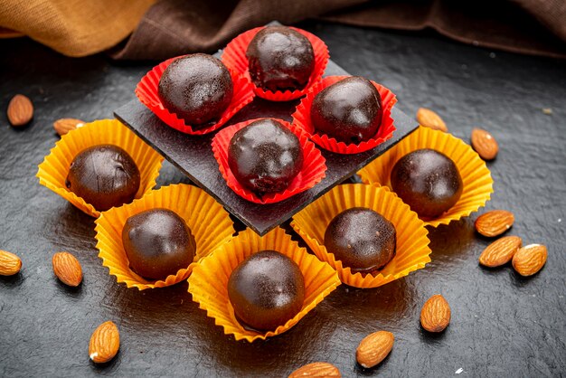 Chocolates com nozes em forma de bola