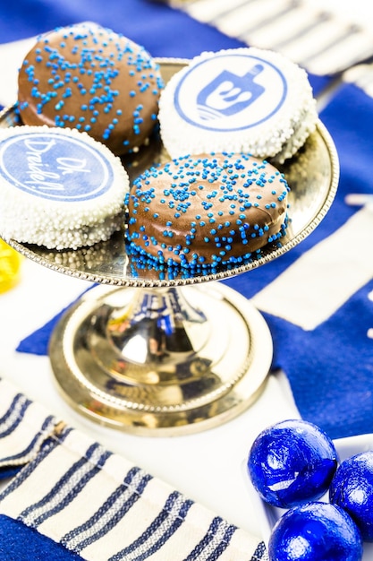 Foto chocolates decorados con chispitas azules para hanukkah.