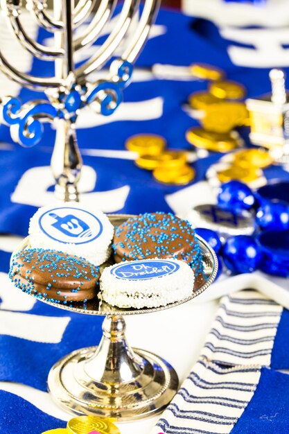 Chocolates decorados con chispitas azules para Hanukkah.