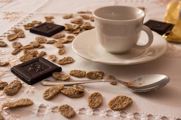 Chocolates e pequeno-almoço na mesa em casa
