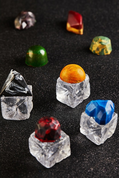 Chocolates em forma de pedras preciosas em cubos de gelo.