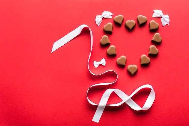 Chocolates em fundo vermelho para dia dos namorados em forma de coração