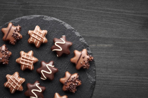 Chocolates en forma de estrella en la oscuridad.