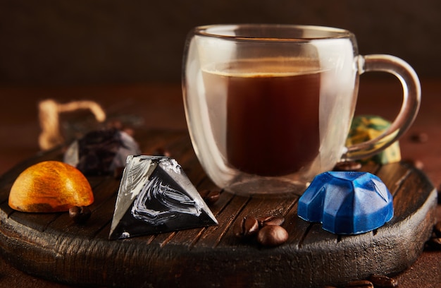 Chocolates en forma de piedras preciosas con una taza de café expreso.