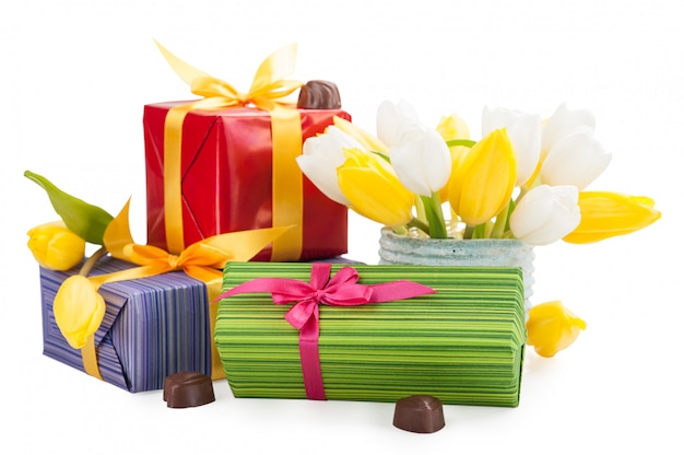 Chocolates, regalos y tulipanes.