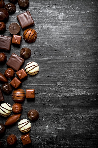 Chocolates Sobre fondo de madera.