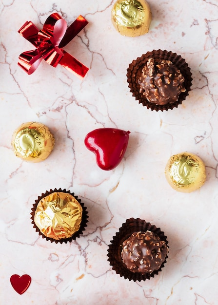 Foto chocolates sobre un fondo de textura de mármol