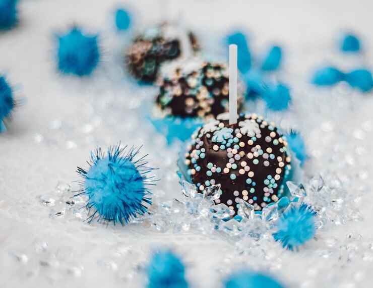 Foto chocolates variados confitería en un cuenco azul dulzura de chocolate oscuro para postres de fiestas