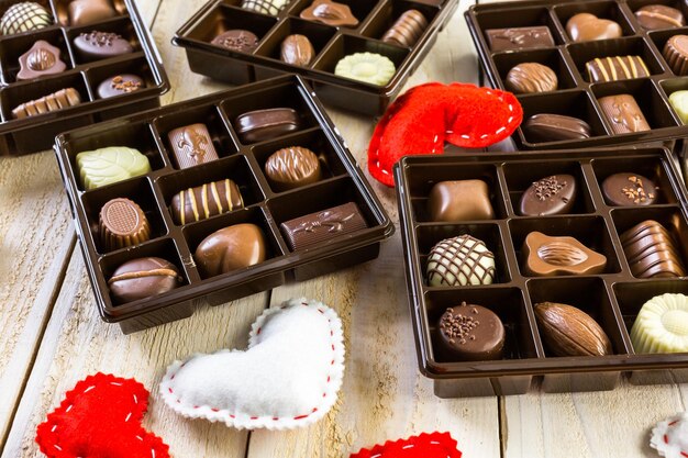 Chocolates variados na mesa de madeira.