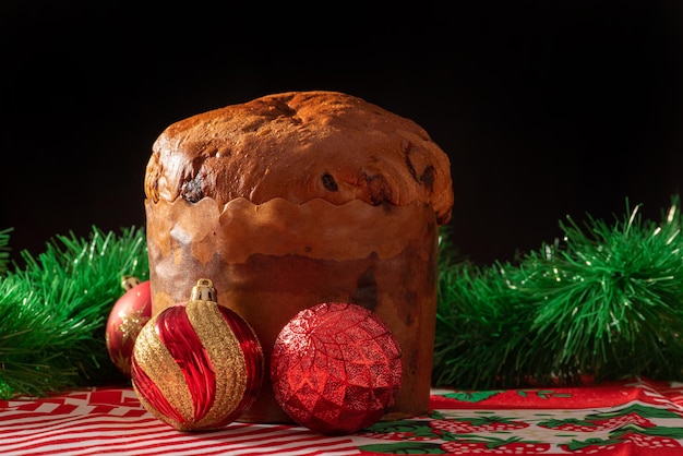 Chocotone, panettone con chispas de chocolate, foto como el producto es en realidad, enfoque selectivo.