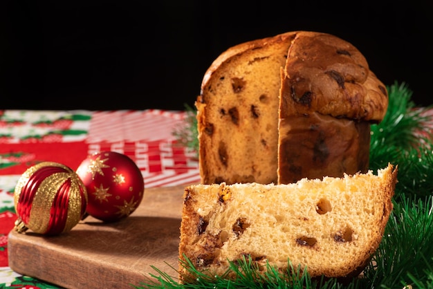 Chocotone, panettone con chispas de chocolate, foto como el producto es en realidad, enfoque selectivo.