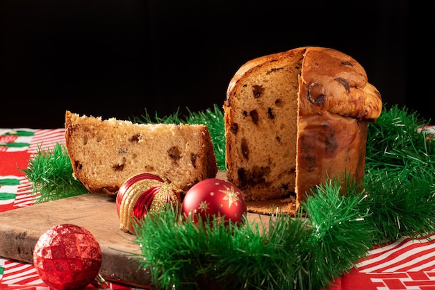 Chocotone, panettone con chispas de chocolate, foto como el producto es en realidad, enfoque selectivo.