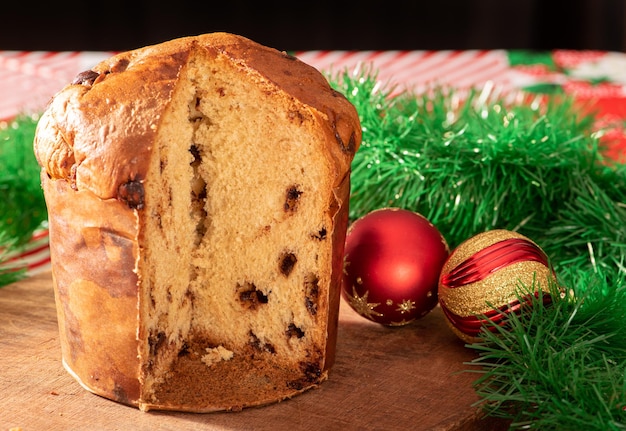 Chocotone, panettone con chispas de chocolate, foto como el producto es en realidad, enfoque selectivo.