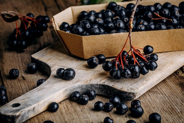 Chokeberry Aronia melanocarpic em uma mesa de madeira