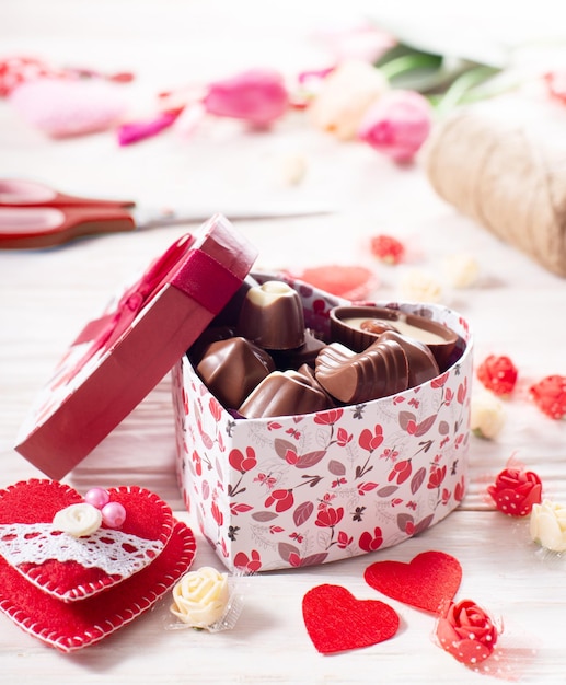 Chokolate-Box in Form von Herzen auf weißem Holztisch Valentine Hintergrund Low Angle View