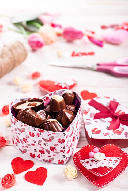 Chokolate-Box in Form von Herzen auf weißem Holztisch Valentinstag Hintergrund Low Angle View