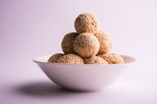 Cholai ke laddo oder Rajgira laddu oder Amaranth ladoo in Schüssel und Teller