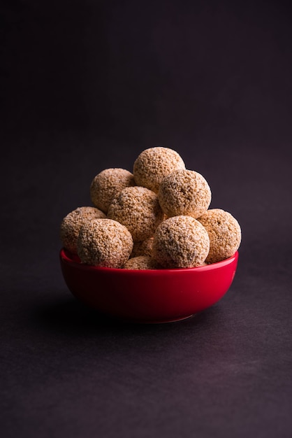 Cholai ke laddo ou Rajgira laddu ou Amaranth ladoo na tigela e no prato