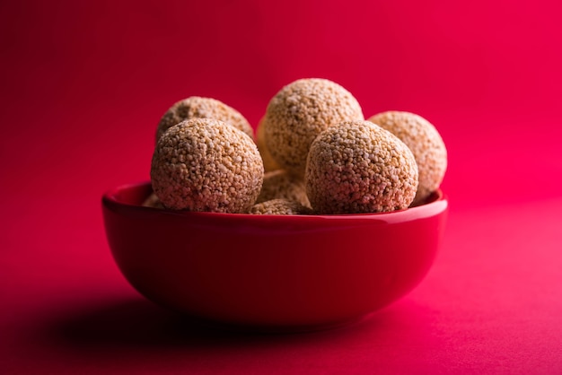 Cholai ke laddo ou Rajgira laddu ou Amaranth ladoo na tigela e no prato