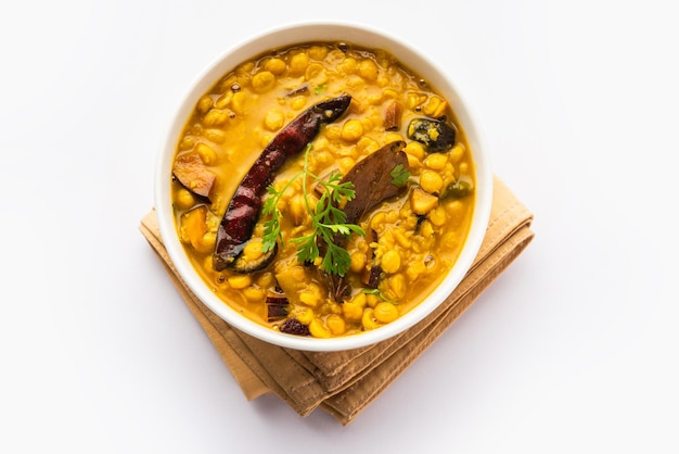 Cholar Dal aus Westbengalen ist ein leicht süß schmeckender Dal aus Chana Dal