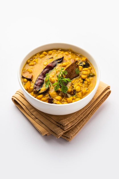 Cholar Dal aus Westbengalen ist ein leicht süß schmeckender Dal aus Chana Dal