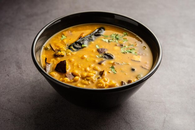 Cholar Dal aus Westbengalen ist ein leicht süß schmeckendes Dal aus Chana Dal