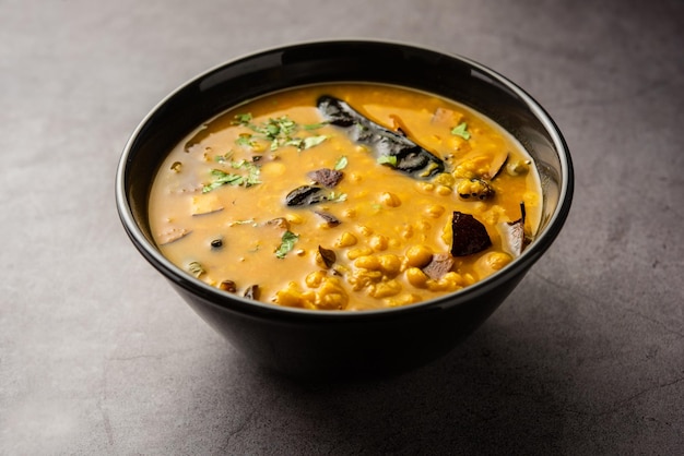 Cholar Dal aus Westbengalen ist ein leicht süß schmeckendes Dal aus Chana Dal