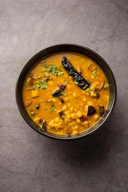 Cholar Dal aus Westbengalen ist ein leicht süß schmeckendes Dal aus Chana Dal