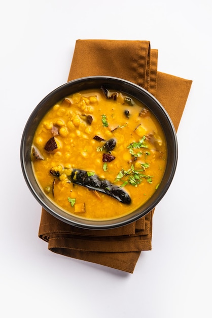 Cholar Dal aus Westbengalen ist ein leicht süß schmeckendes Dal aus Chana Dal