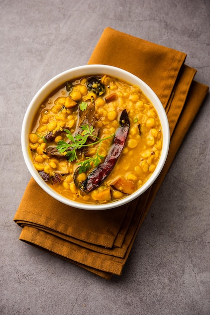 Cholar Dal aus Westbengalen ist ein leicht süß schmeckendes Dal aus Chana Dal