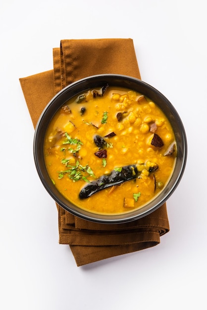 Cholar Dal aus Westbengalen ist ein leicht süßer Dal aus Chana Dal