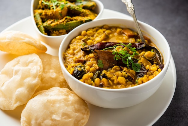 Cholar dal e patol aloo sabzi servidos com Luchi frito ou comida bengali poori