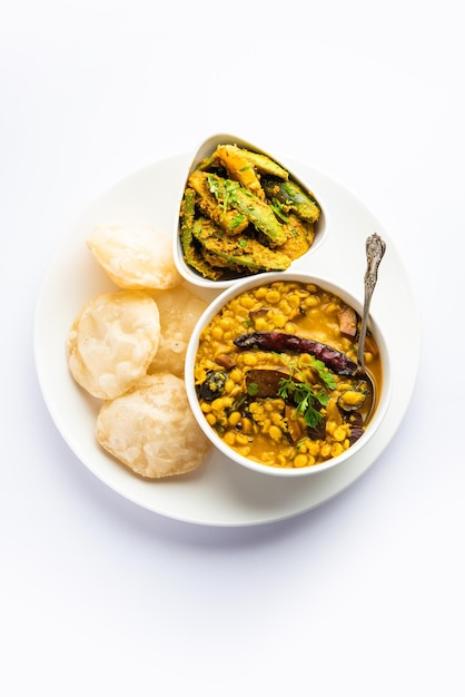 Cholar dal e patol aloo sabzi servidos com luchi frito ou comida bengali poori