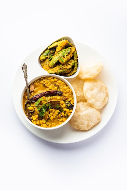 Cholar dal und patol aloo sabzi werden mit gebratenen Luchi oder Poori bengalischen Speisen serviert